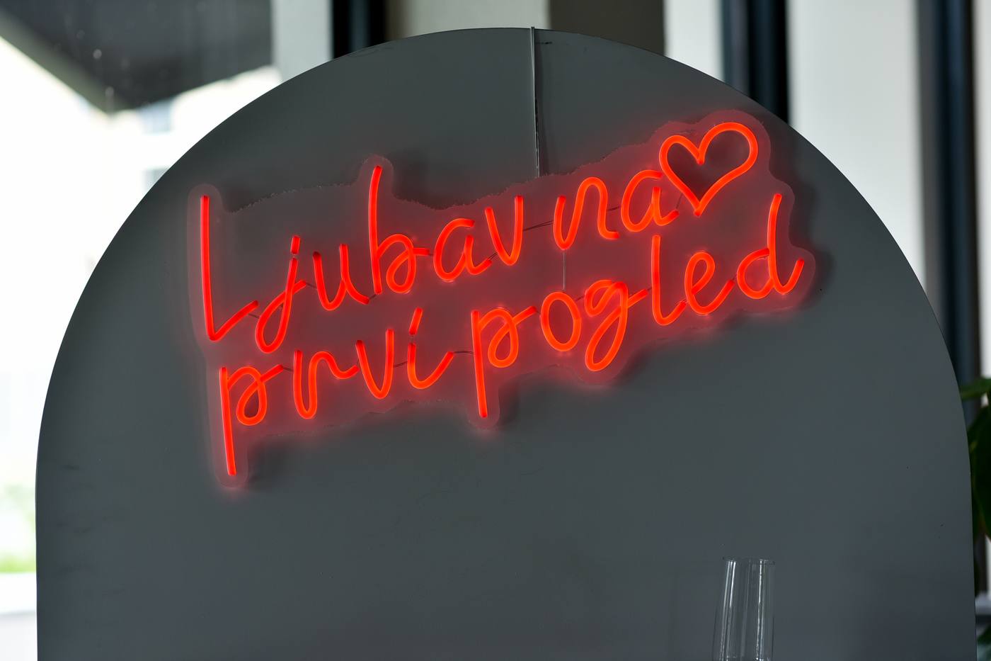 Neon crveni- „Ljubav na prvi pogled“